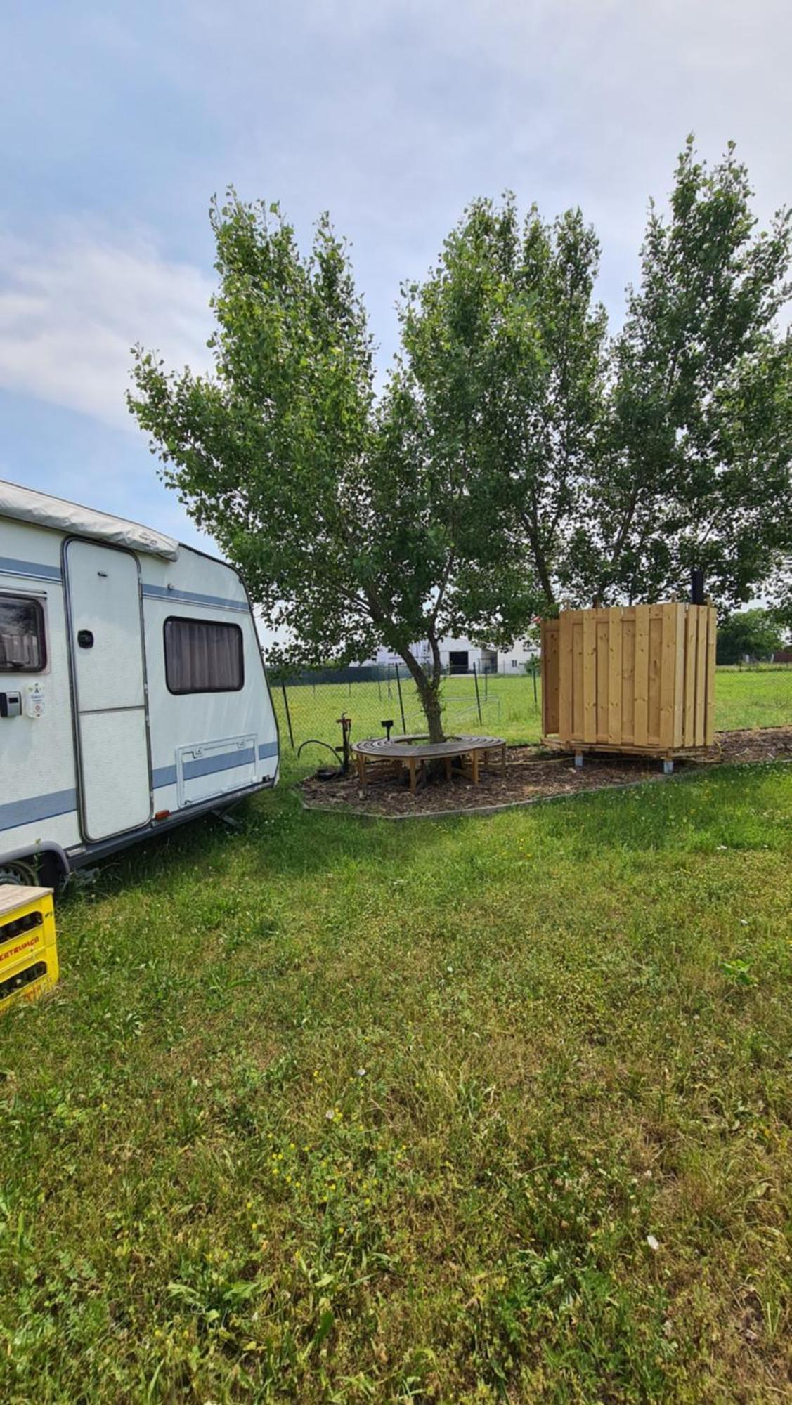Louise'S Camper Hotel Neusiedl an der Zaya Exterior photo